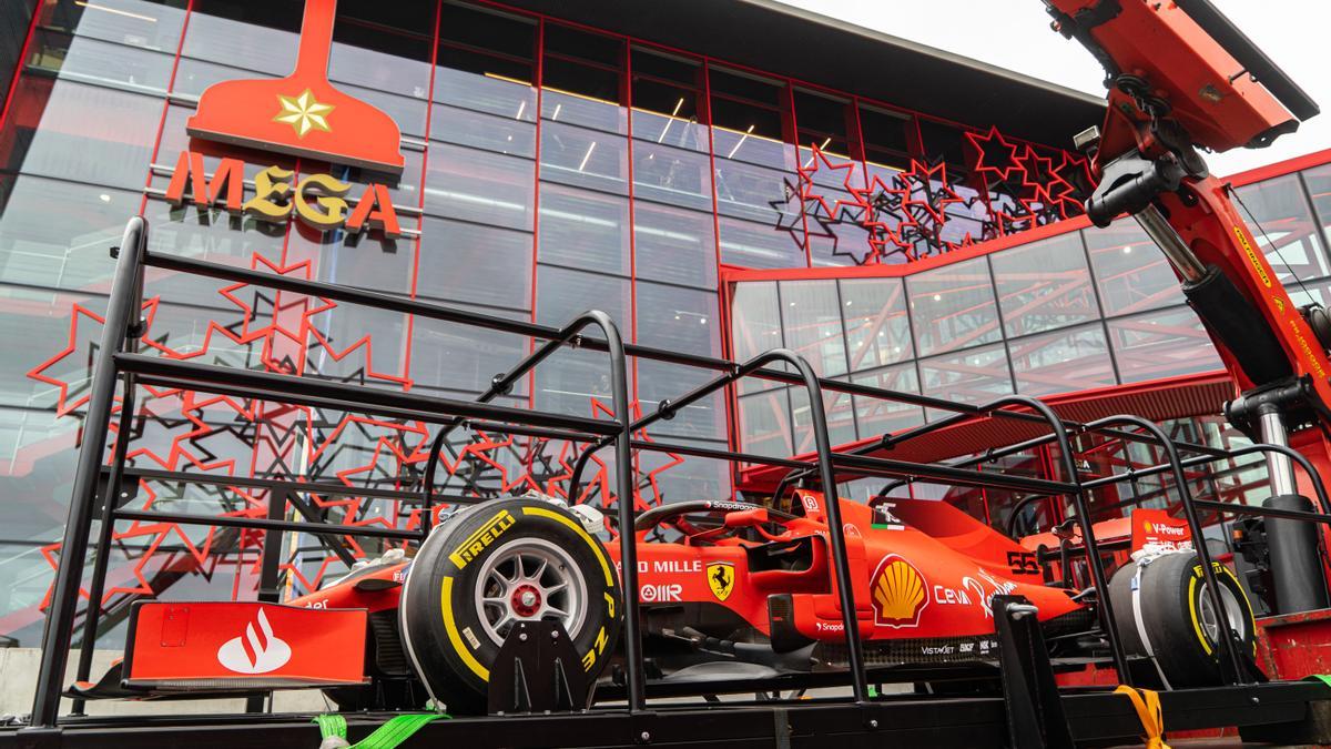 Metemos un Ferrari en el museo MEGA