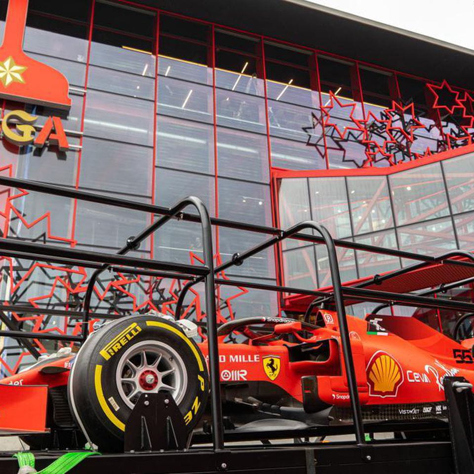 Metemos un Ferrari en el museo MEGA