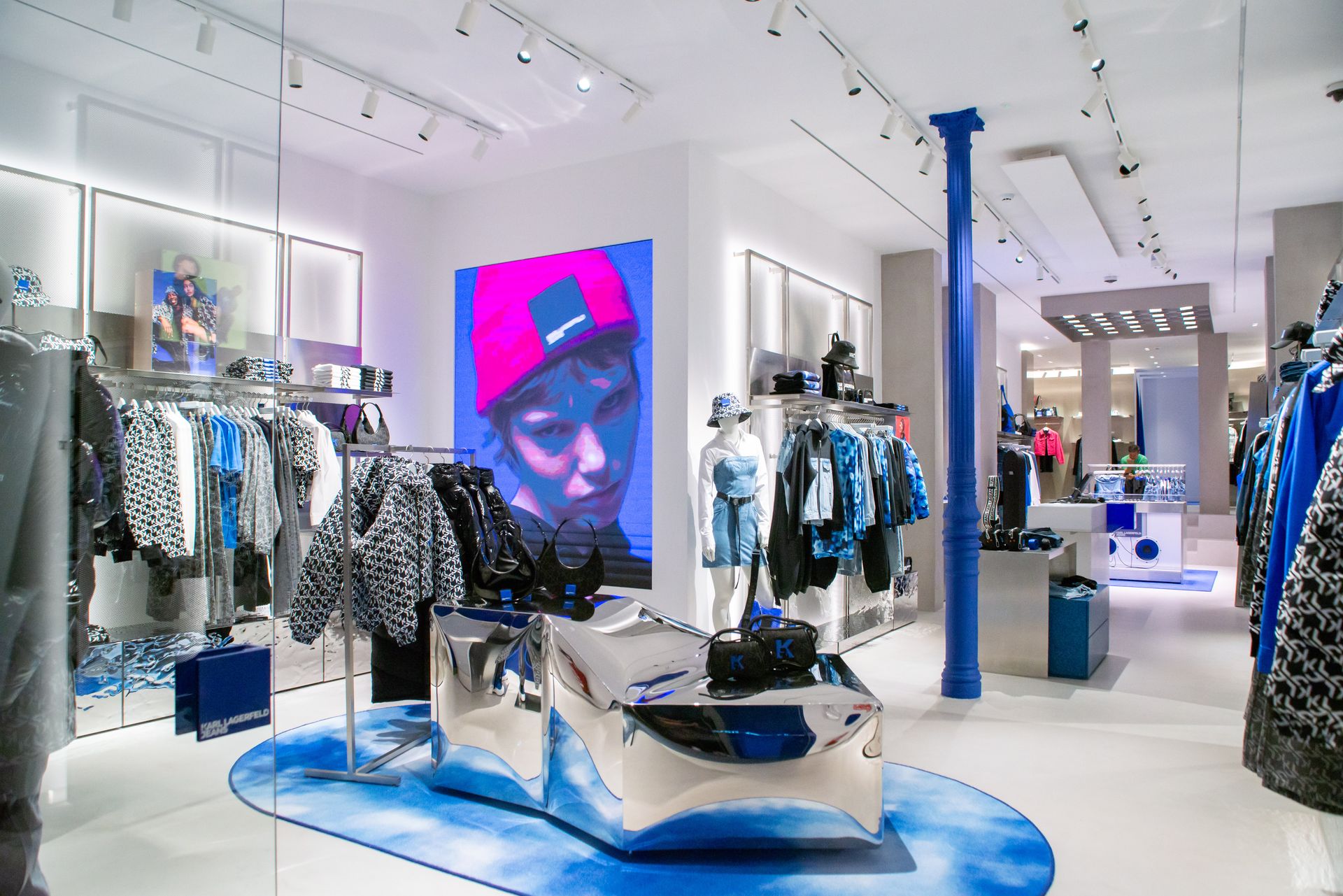 The first KARL LAGERFELD JEANS store in Spain | KIMAK